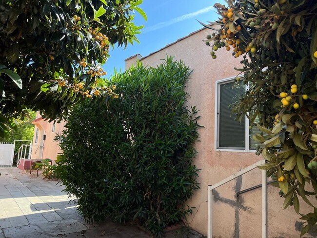 Foto del edificio - 5223 De Longpre Ave