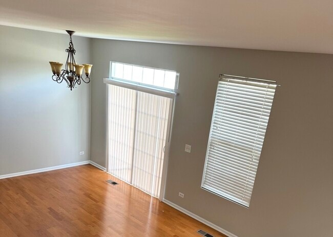 Building Photo - 537 N Red Deer Rd