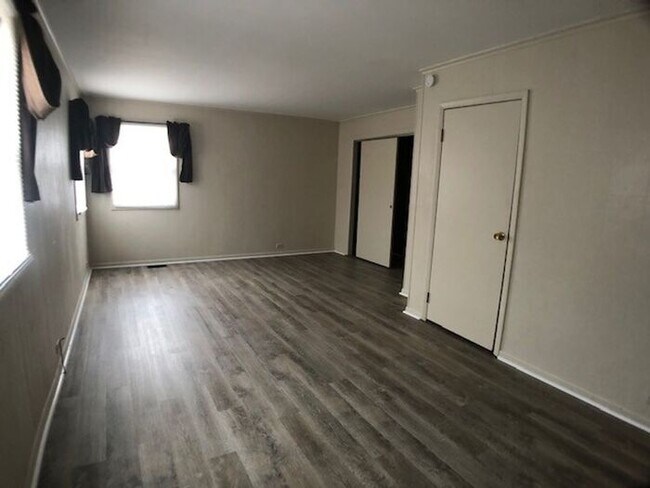 Building Photo - Rare 3 Bed in Eau Claire