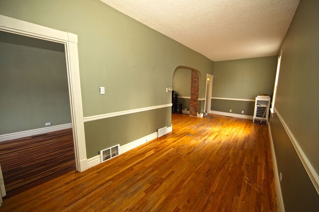 Building Photo - Cozy Character Home near SAIT - 2 bedroom ...