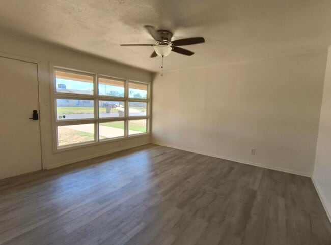 Building Photo - Lovely 2 bedroom, 1 bath home with large b...