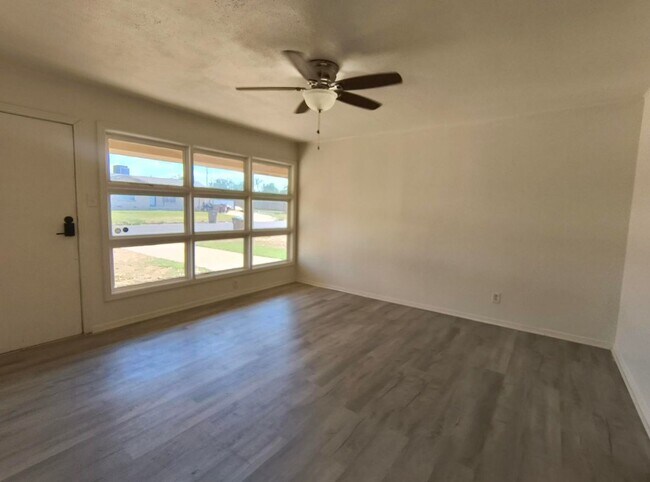 Foto del edificio - Lovely 2 bedroom, 1 bath home with large b...