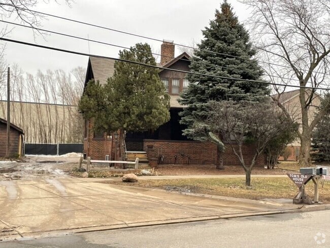 Building Photo - 34130 Utica Rd