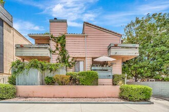 Building Photo - 4424 Coldwater Canyon Ave