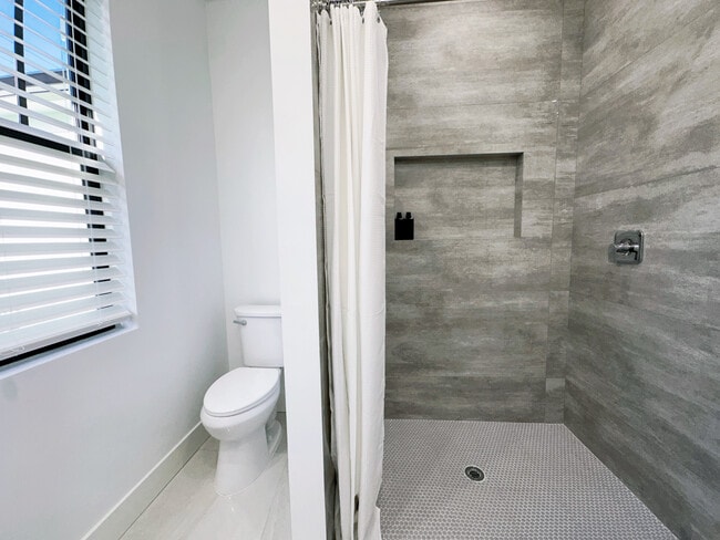 Private & brand-new bathroom - 4730 Marguerita Dr