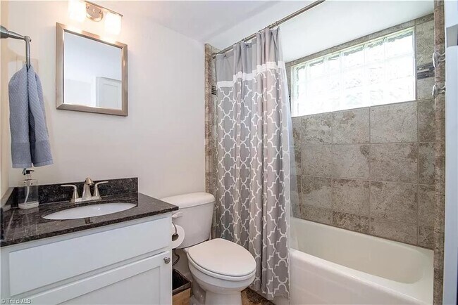 Building Photo - 2905 Robin Hood Dr