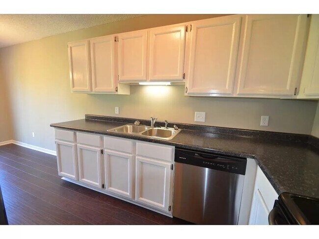 Building Photo - Beautifully Updated End-Unit Townhome – Av...