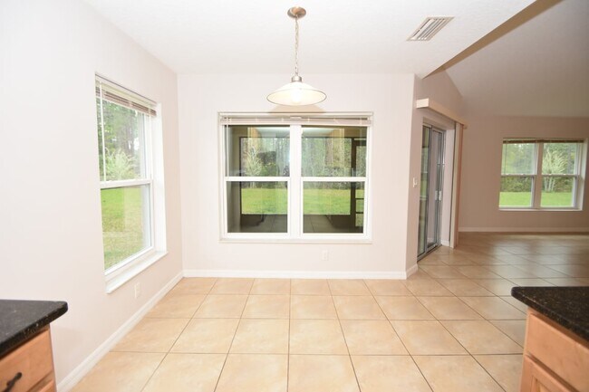 Foto del edificio - All Tiled Home with private back yard