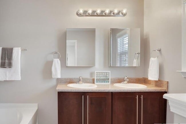 Building Photo - 207 Ventura Pl