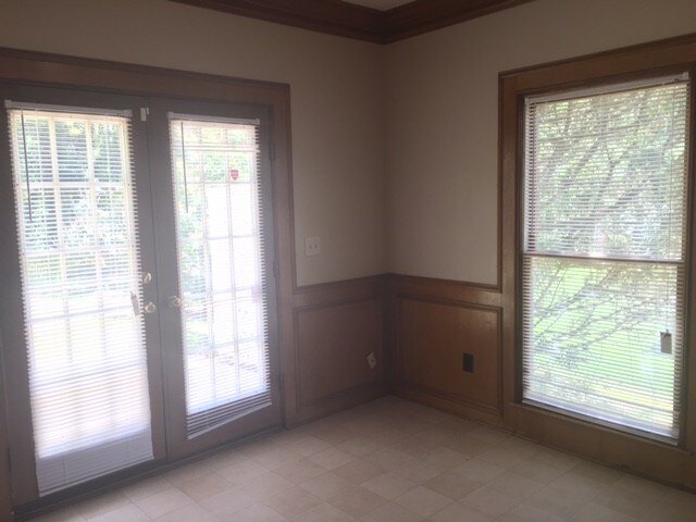 Building Photo - 3032 Chesterfield Court