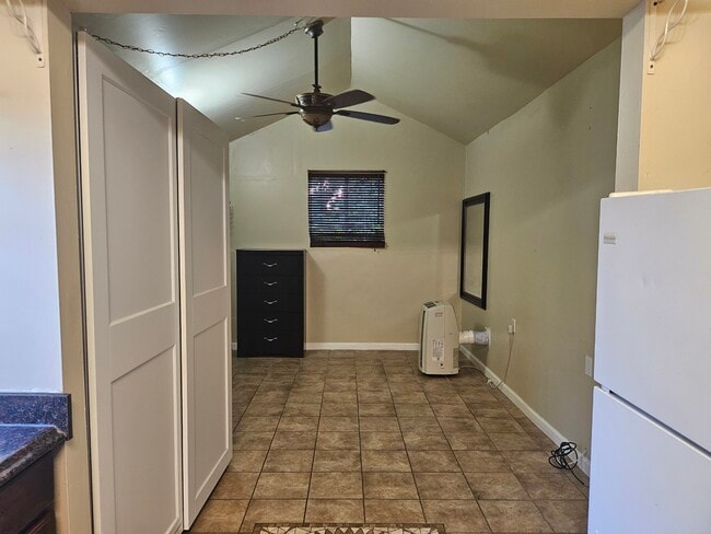 Ceiling fan and light, window - 24036 Gemwood Dr