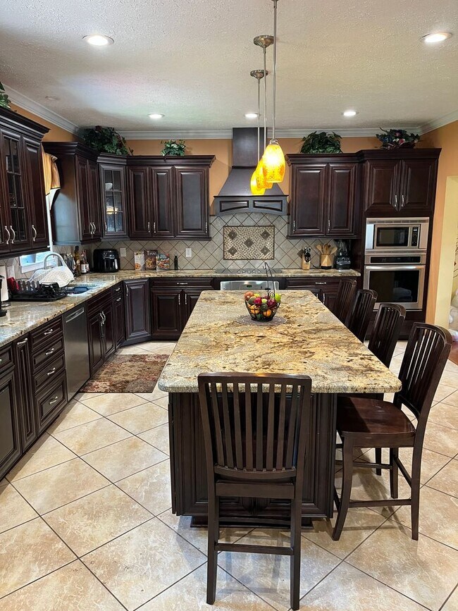 Foto del edificio - Updated & Landscaped 4 Bedroom, 4 Bath Hom...