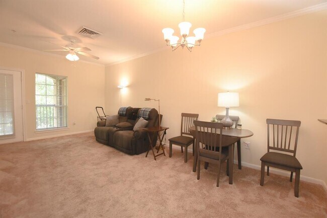 Building Photo - 2815 Kings Crossing Dr