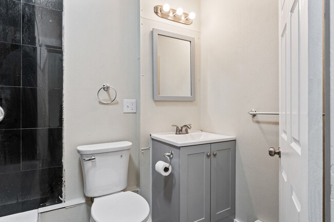 Building Photo - 27 Frederic St