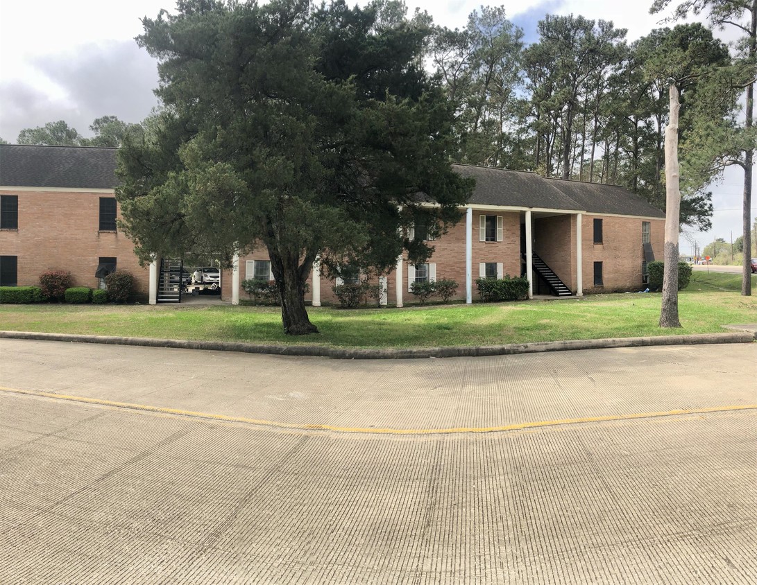 Building Photo - 3700 Pine Manor Ln