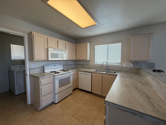 Foto del edificio - Corner lot townhome