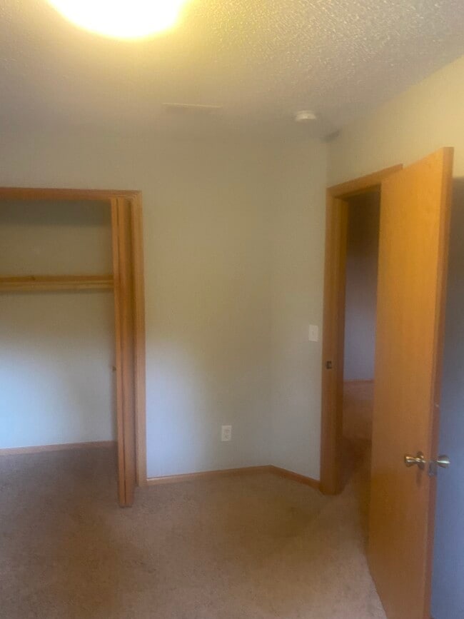 Building Photo - 501 Creekside Dr