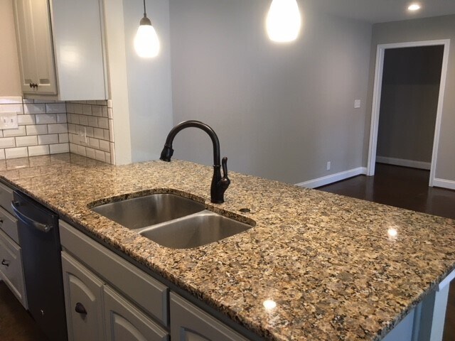 Building Photo - 2 Bed / 2 Bath