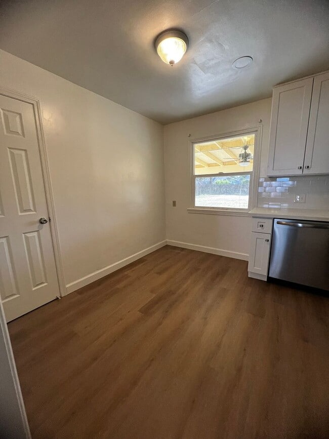 Building Photo - 548 N Delwood St