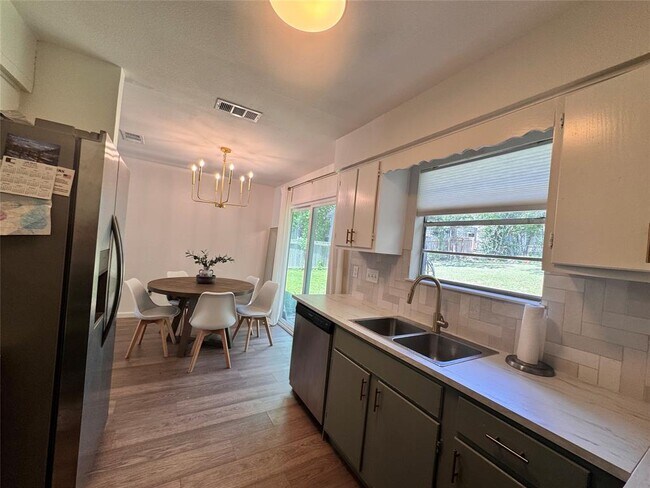 Foto del edificio - 6908 Pondsdale Ln