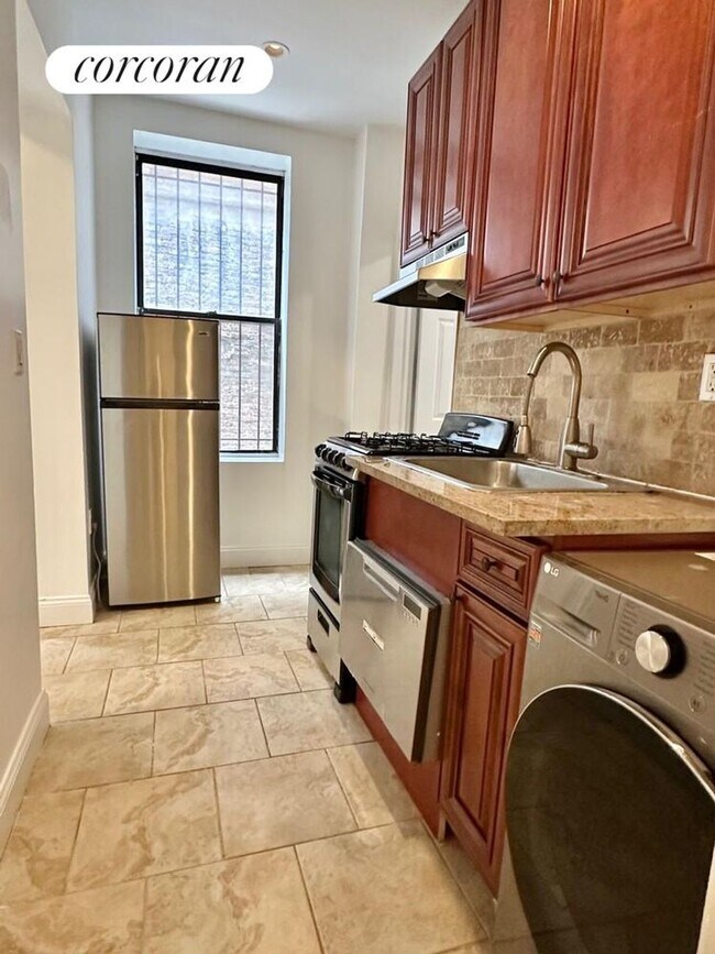 Foto del edificio - 235 E 4th St