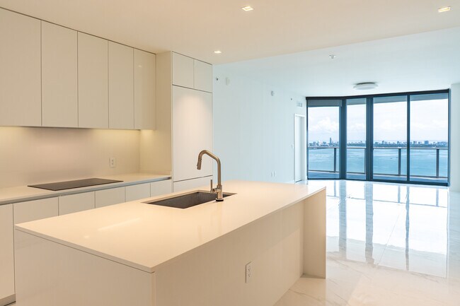 Foto del edificio - 700 NE 24th St