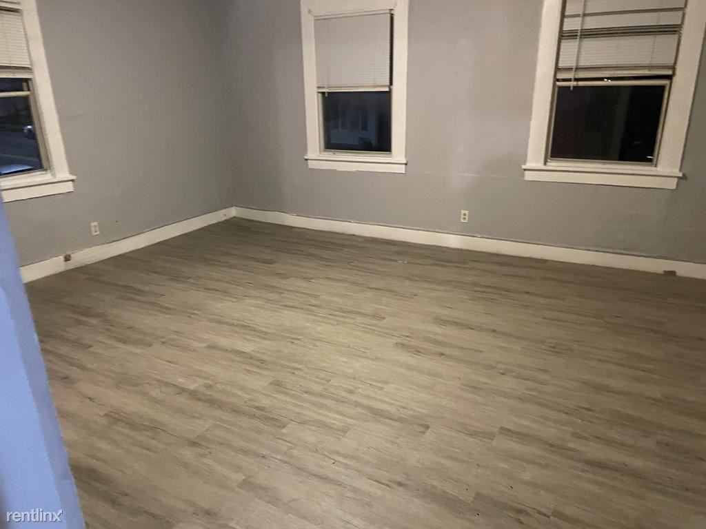 Foto principal - 2 br, 1 bath Triplex - 603 South Main Stre...