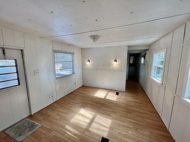 Building Photo - 10 Mandalay Dr