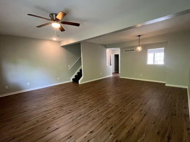 Building Photo - 3-Bedroom Townhome