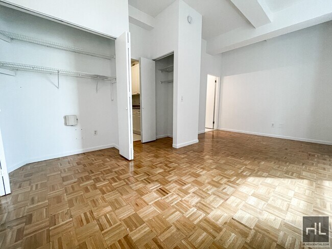 Building Photo - Fidi Studio GREAT Location - West Street