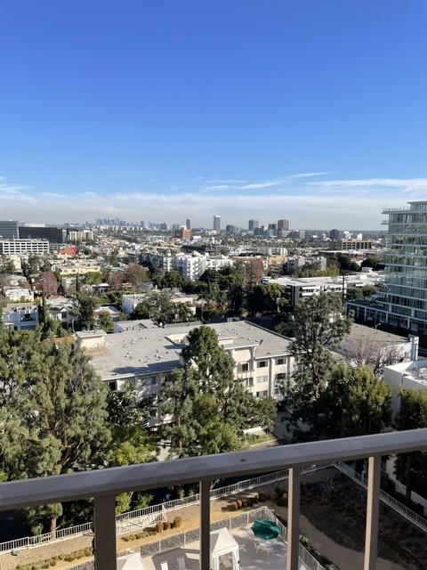 Foto del edificio - 100 S Doheny Dr