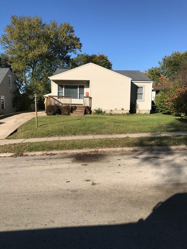 Primary Photo - 3 bedroom home available in Rockford