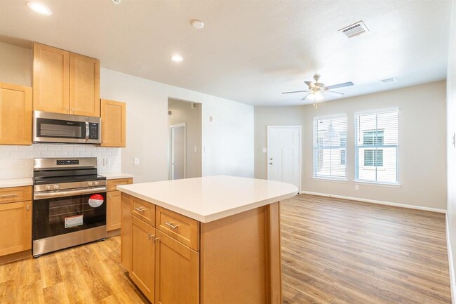 Building Photo - 129 Park Place Cir