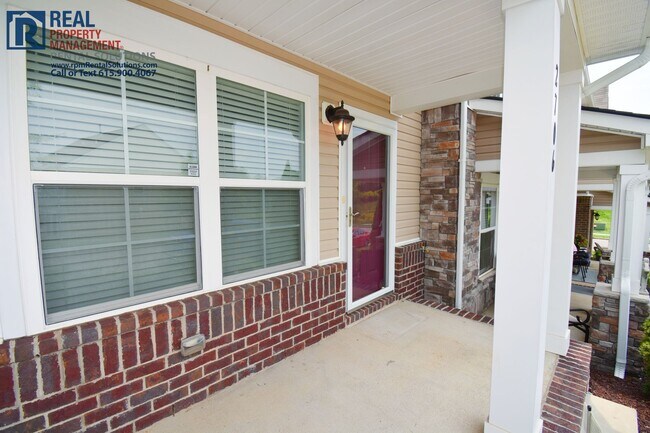 Foto del edificio - Wonderful townhome 15 min. to downtown Nashville- pool, tennis courts & fitness center!
