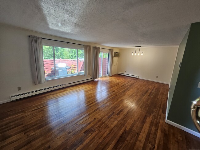 Foto del edificio - 21 Sharon Ln