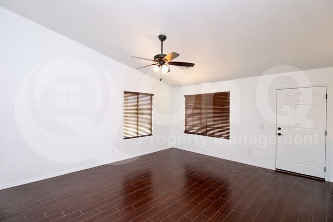 Foto del edificio - 3740 W Charlotte Dr