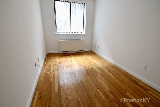 Foto del edificio - 229 E 13th St