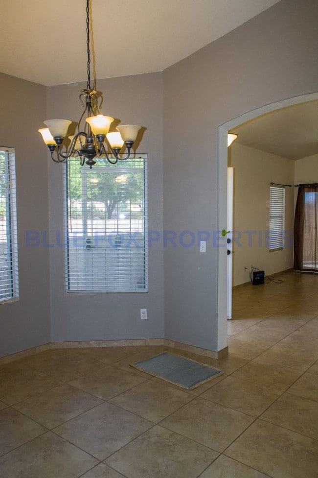 Building Photo - 3 Bed & 2 bath off Twin Peaks