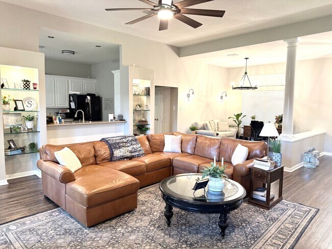 Building Photo - Beautiful Western Ridge home!