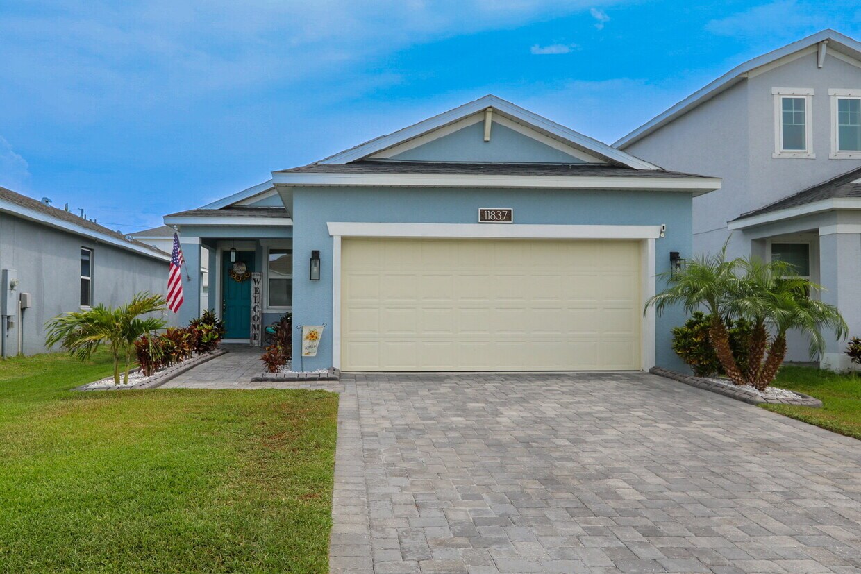 Primary Photo - Stunning 4-Bedroom Home in South Fork with...