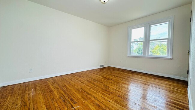 Building Photo - 1553 Whitney Ave