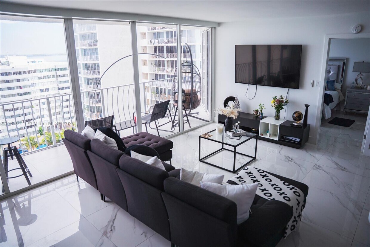 Foto principal - 7601 E Treasure Dr