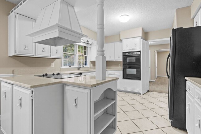 Building Photo - 5BR Home In Thoroughgood! For Rent through...