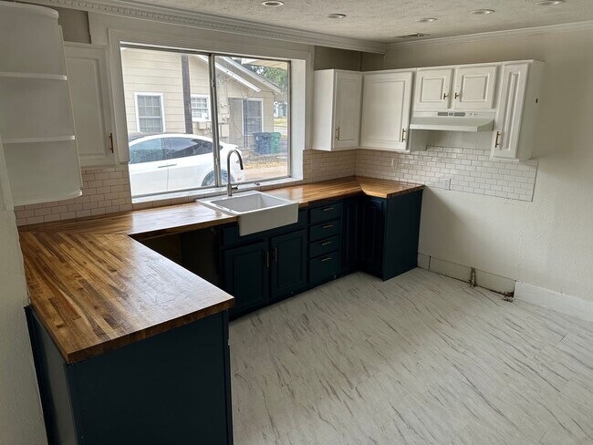 Building Photo - 1401 Bolivar St