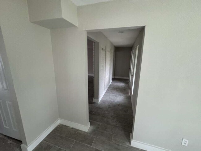 Foto del edificio - 529 Brandon Rd