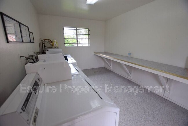 Foto del edificio - 1920 Los Feliz Dr