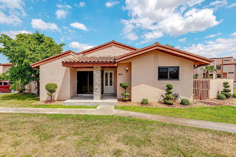 Foto principal - 740 NW 105th Pl