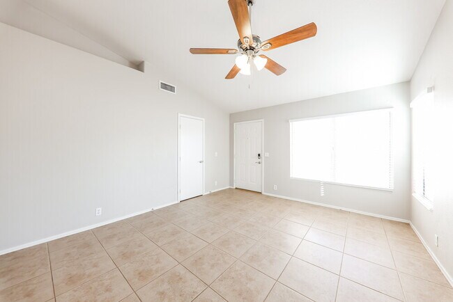 Foto del edificio - 7767 W Flynn Ln