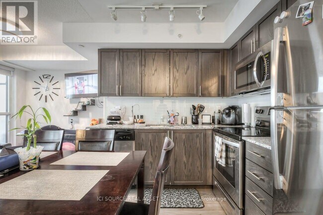 Building Photo - 3091-3091 Dufferin St