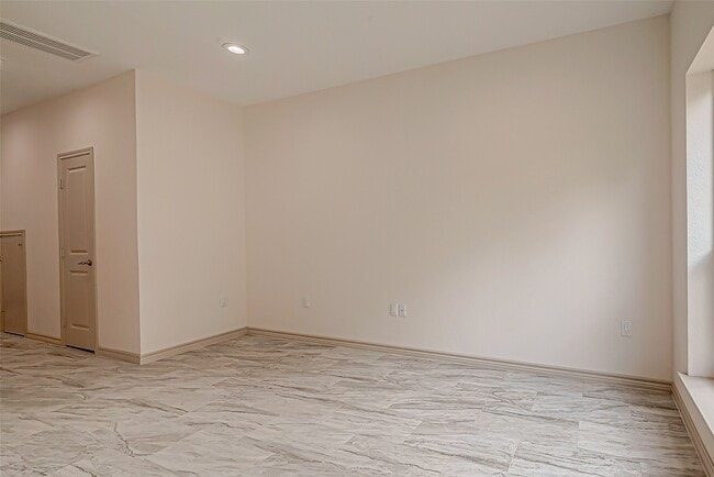 Building Photo - 5530 Hirondel St